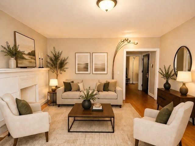7823 S Cornell Avenue, Chicago, IL 60649