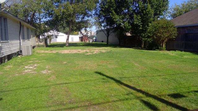 9237 E Avenue P, Houston, TX 77012