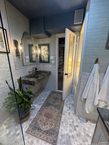 166 N NEW BRAUNFELS D, Alamo Heights, TX 78209