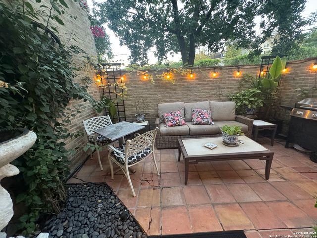 166 N NEW BRAUNFELS D, Alamo Heights, TX 78209