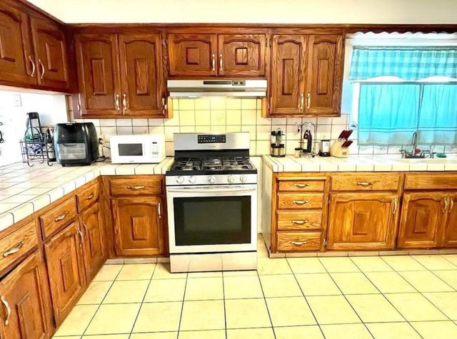 12420 S Chestnut Avenue, Fresno, CA 93725