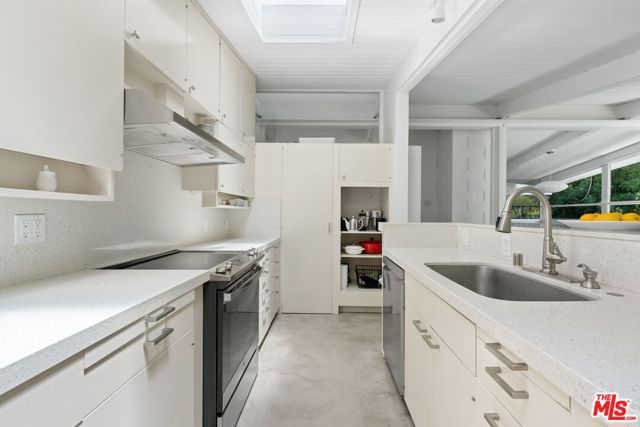810 Bramble Way, Los Angeles, CA 90049