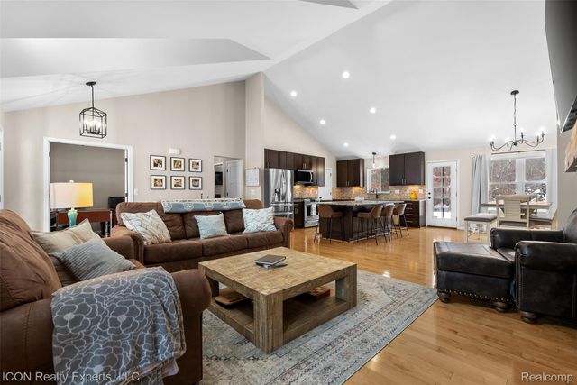 11185 Cassidy Trail, Springfield Charter Township, MI 48350