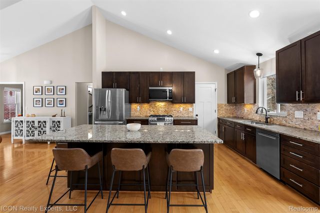 11185 Cassidy Trail, Springfield Charter Township, MI 48350