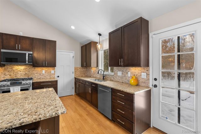 11185 Cassidy Trail, Springfield Charter Township, MI 48350