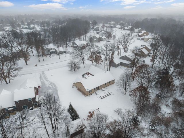 11185 Cassidy Trail, Springfield Charter Township, MI 48350