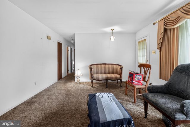 1 LYNN BLVD, Downingtown, PA 19335