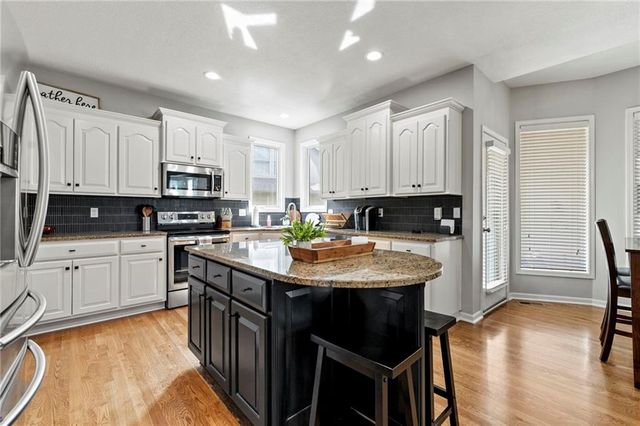21719 W 99th Terrace, Lenexa, KS 66220