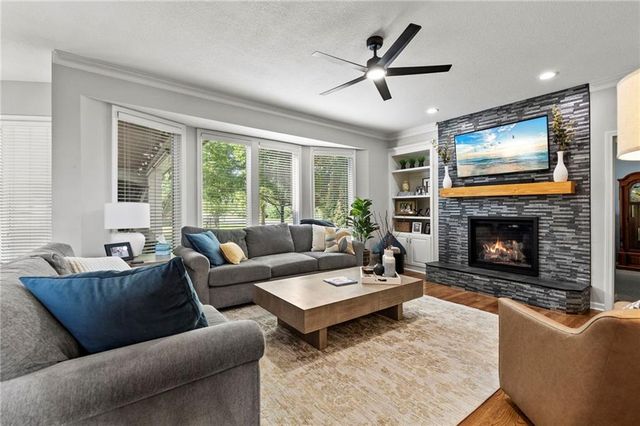 21719 W 99th Terrace, Lenexa, KS 66220