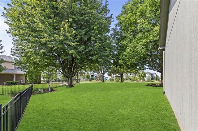 21719 W 99th Terrace, Lenexa, KS 66220