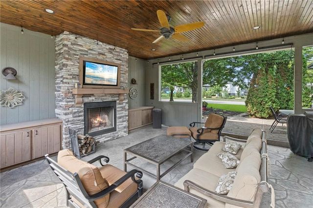 21719 W 99th Terrace, Lenexa, KS 66220