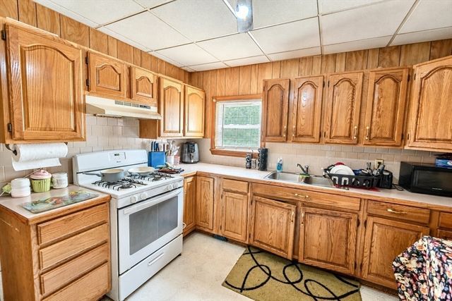 552 Alden St, Fall River, MA 02723