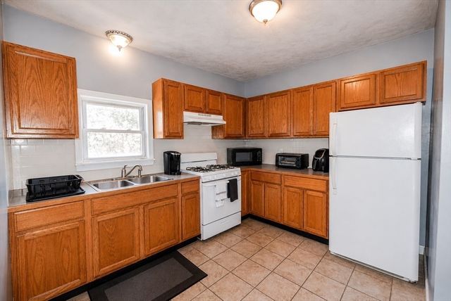552 Alden St, Fall River, MA 02723