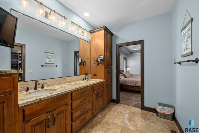 1301 Hyannis Port Ln Lane, Sioux Falls, SD 57106