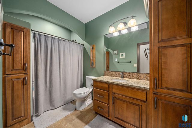 1301 Hyannis Port Ln Lane, Sioux Falls, SD 57106