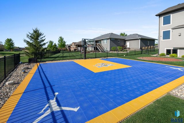 1301 Hyannis Port Ln Lane, Sioux Falls, SD 57106