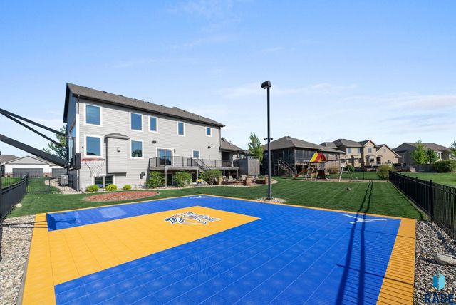 1301 Hyannis Port Ln Lane, Sioux Falls, SD 57106