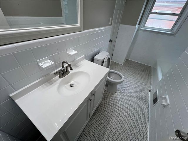 4696 Roosevelt Boulevard, Dearborn Heights, MI 48125