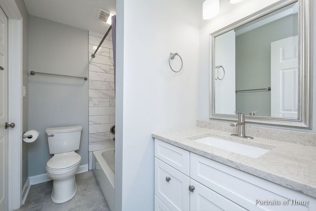 1780 Gloucester Court C, Wheaton, IL 60189