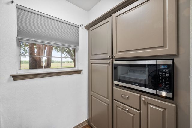 906 S Ward Street, Italy, TX 76651