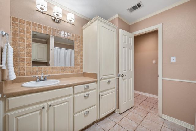 906 S Ward Street, Italy, TX 76651