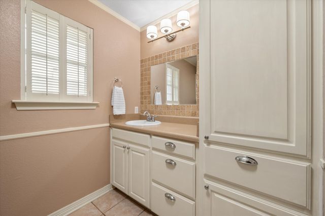 906 S Ward Street, Italy, TX 76651
