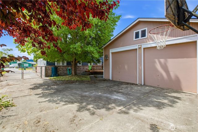 137 Wayne Avenue, Pacific, WA 98047