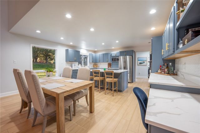 550 Locust Valley Rd, Hempfield Twp, PA 15601