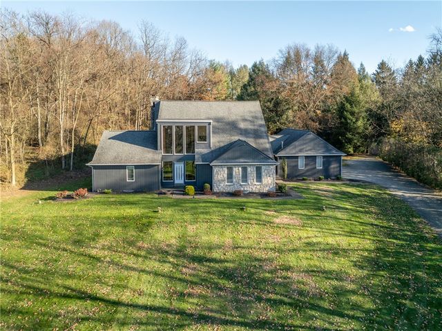 550 Locust Valley Rd, Hempfield Twp, PA 15601