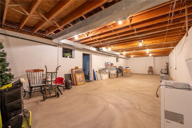550 Locust Valley Rd, Hempfield Twp, PA 15601