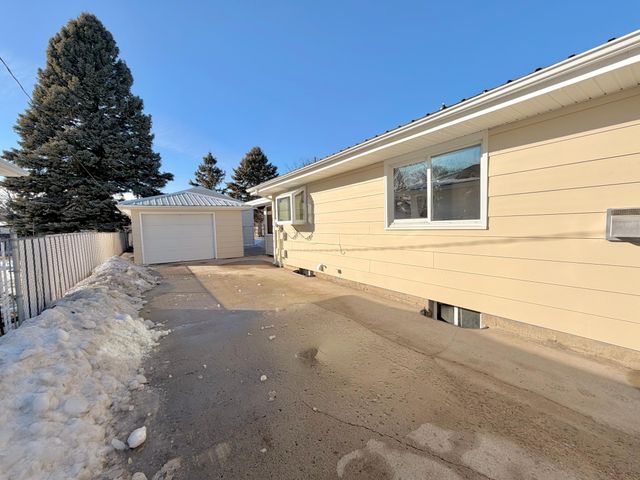 1819 6th Street S, Moorhead, MN 56560