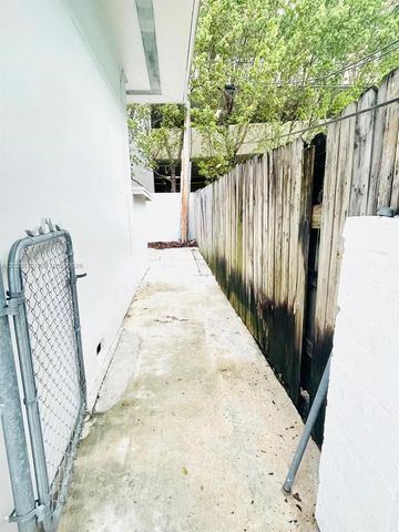 1020 SW 36th Ct, Miami, FL 33135