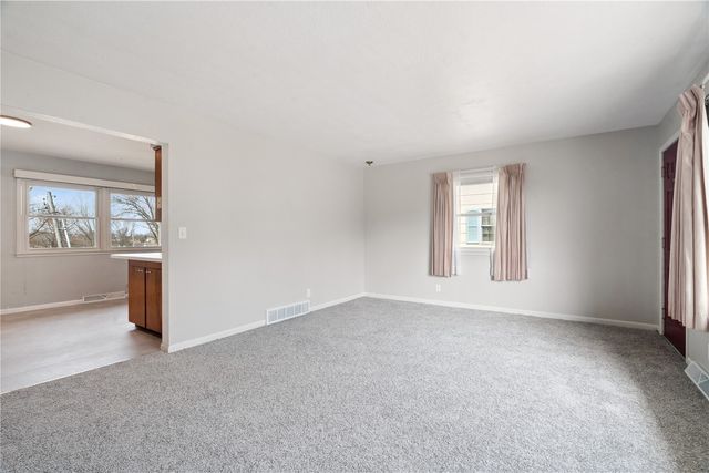 645 40th St SE, Cedar Rapids, IA 52403