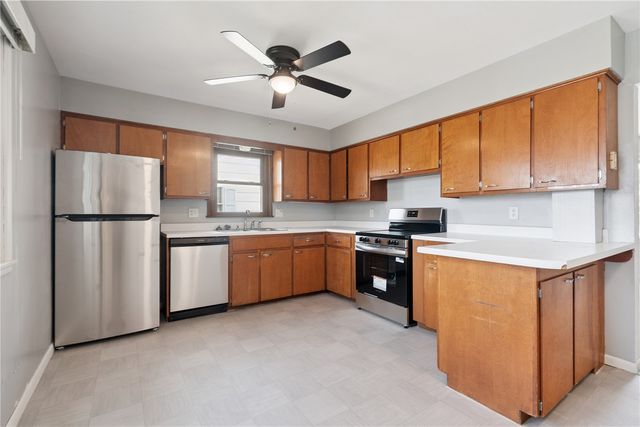 645 40th St SE, Cedar Rapids, IA 52403