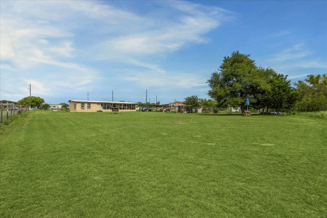 359 Dale Oaks LN, Dale, TX 78616