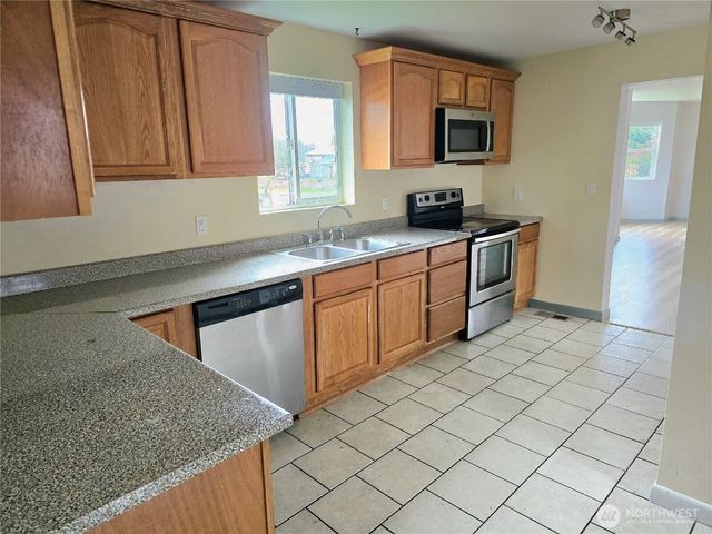 1205 Cedar Street, Raymond, WA 98577