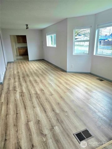 1205 Cedar Street, Raymond, WA 98577