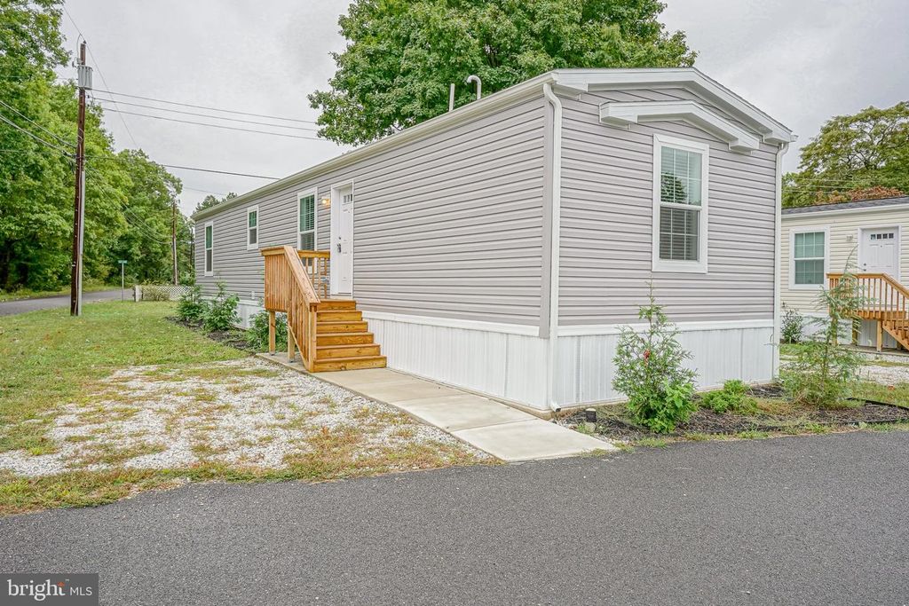 110 MOSS LN, WILLIAMSTOWN, NJ 08094 — exterior