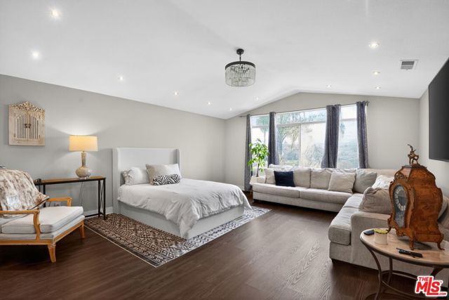 5018 S Chariton Avenue, Los Angeles, CA 90056
