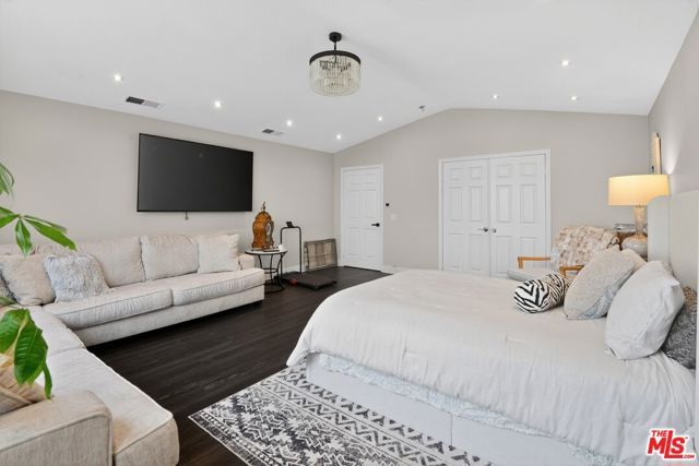 5018 S Chariton Avenue, Los Angeles, CA 90056