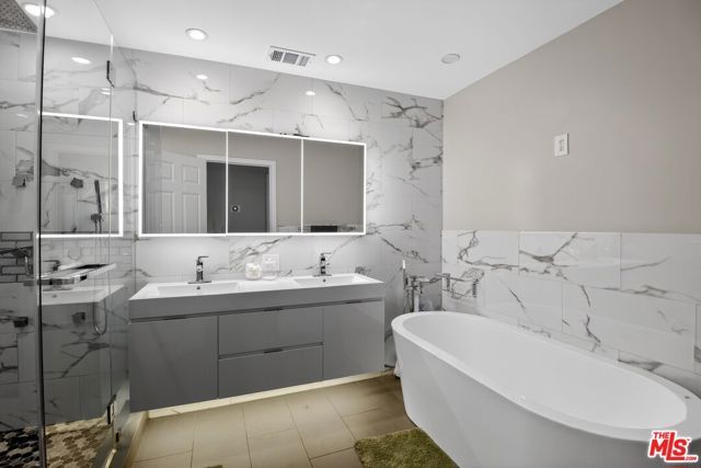 5018 S Chariton Avenue, Los Angeles, CA 90056