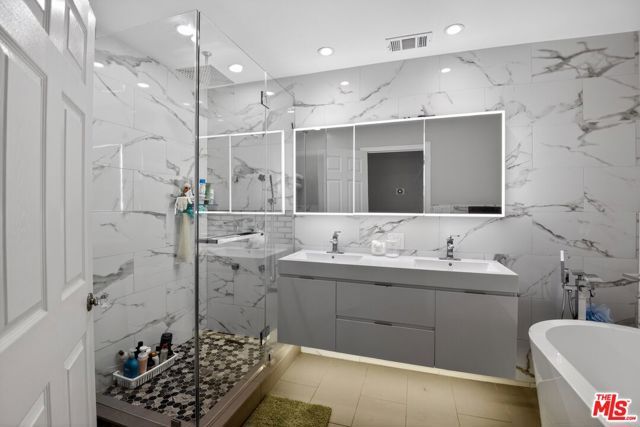 5018 S Chariton Avenue, Los Angeles, CA 90056