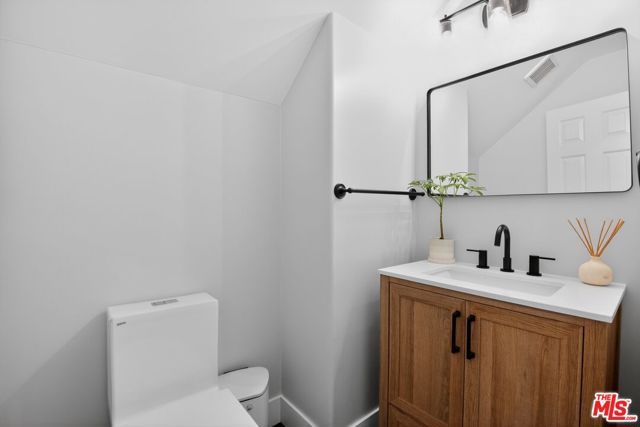 5018 S Chariton Avenue, Los Angeles, CA 90056