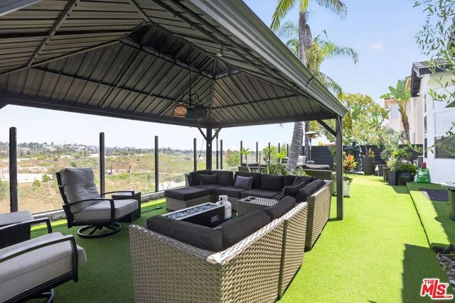5018 S Chariton Avenue, Los Angeles, CA 90056