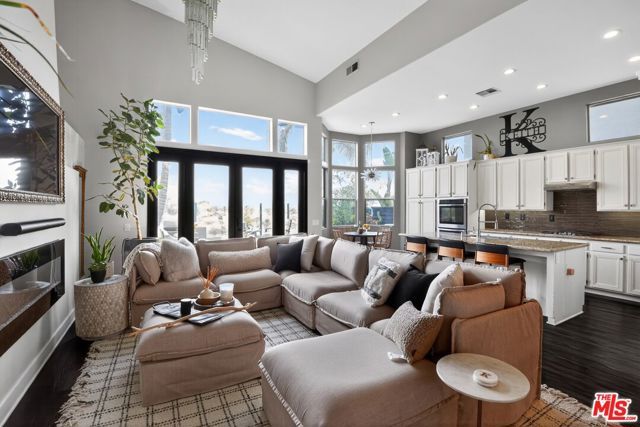 5018 S Chariton Avenue, Los Angeles, CA 90056