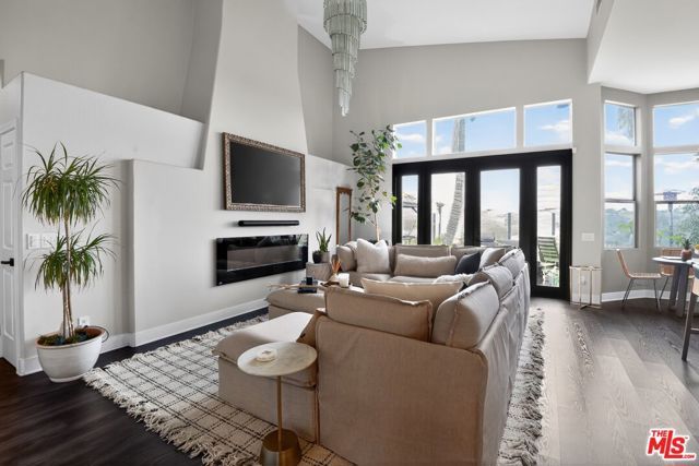 5018 S Chariton Avenue, Los Angeles, CA 90056