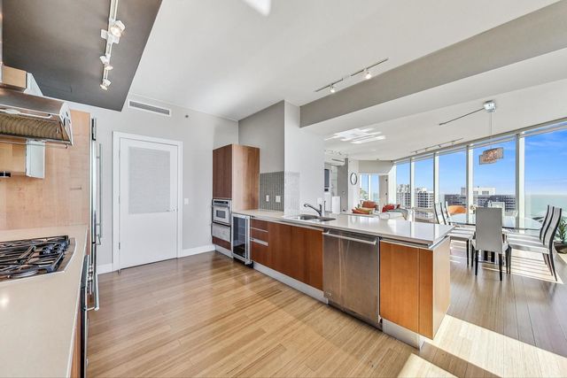 340 E Randolph Street 4901, Chicago, IL 60601