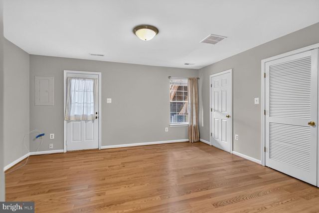 2432 CLOVER FIELD CIR, Herndon, VA 20171