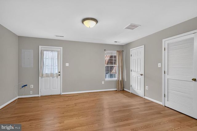 2432 CLOVER FIELD CIR, Herndon, VA 20171