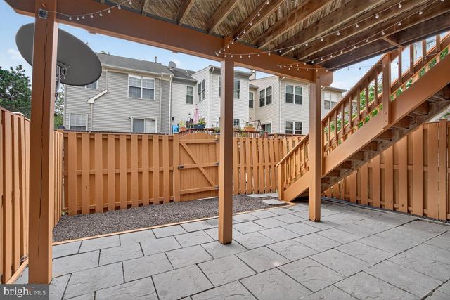 2432 CLOVER FIELD CIR, Herndon, VA 20171